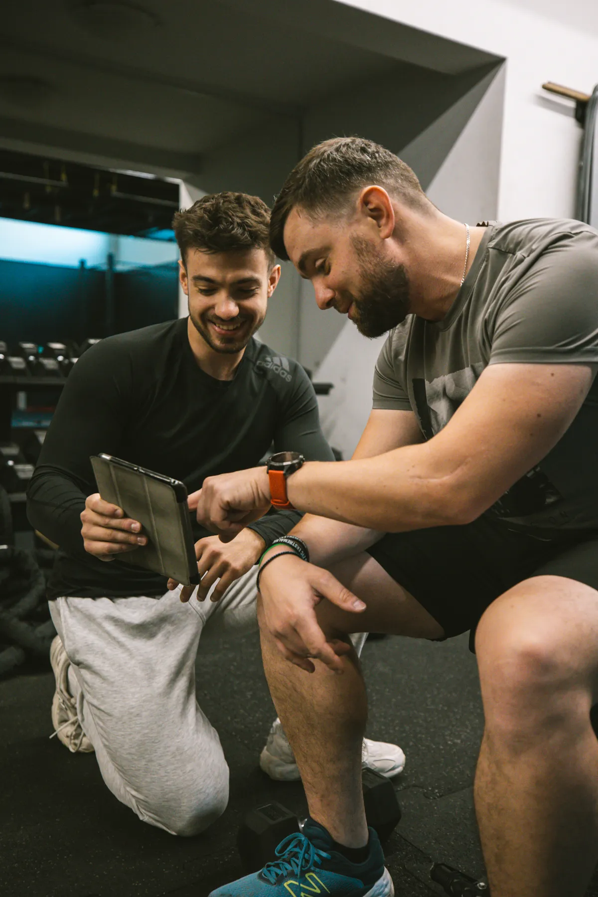 Jan Tekieli discussing a training plan with a client
