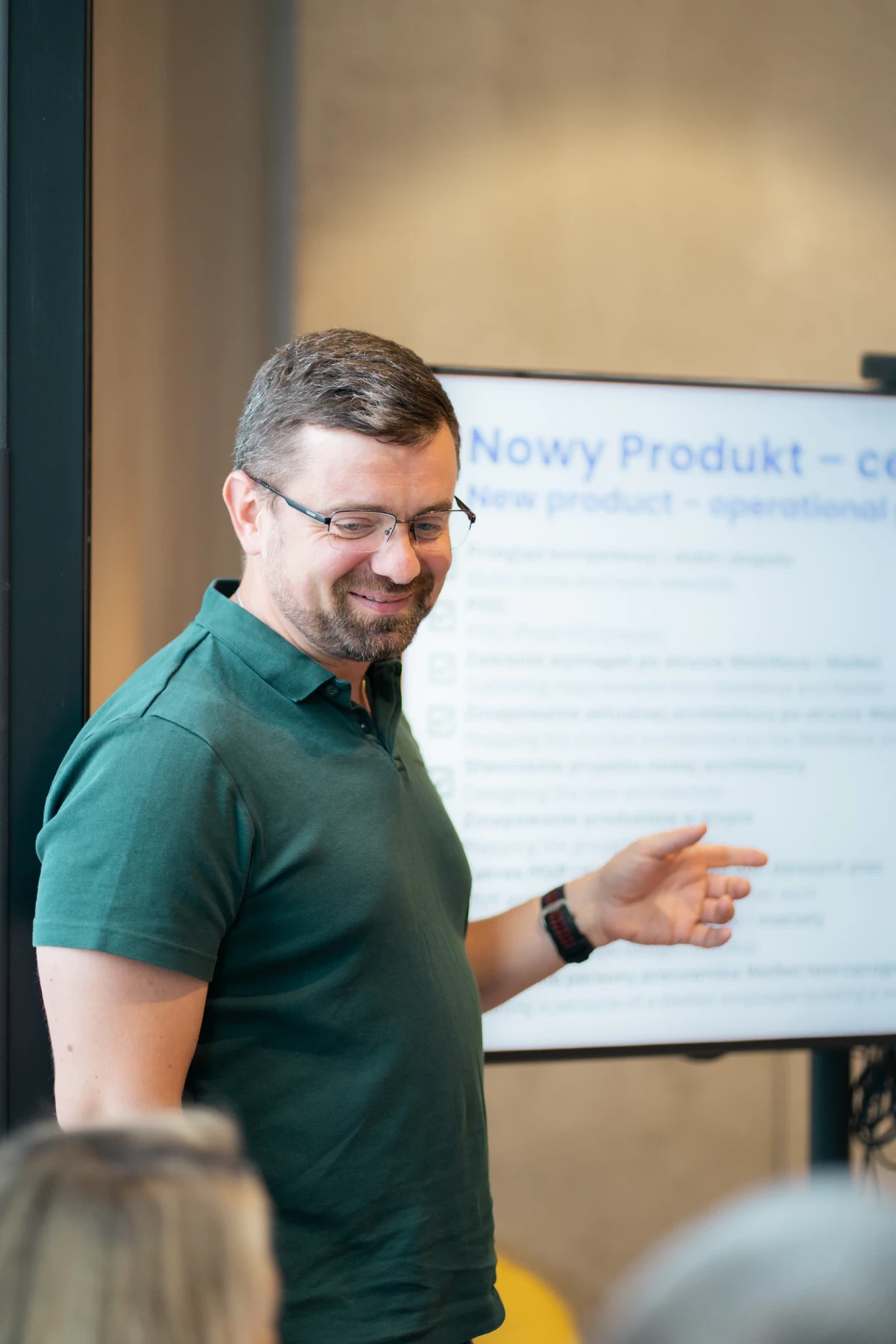 Sebastian Tekieli presenting an engineering workflow during a team session